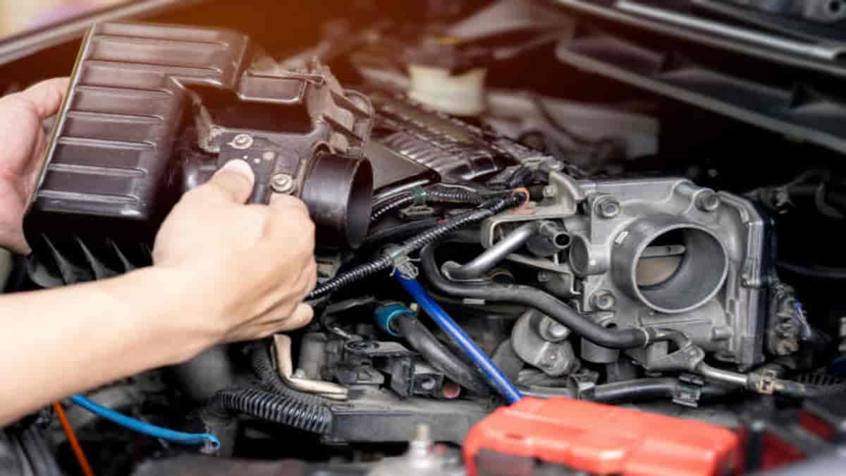 Bagaimana Cara Membersihkan Karburator Mobil